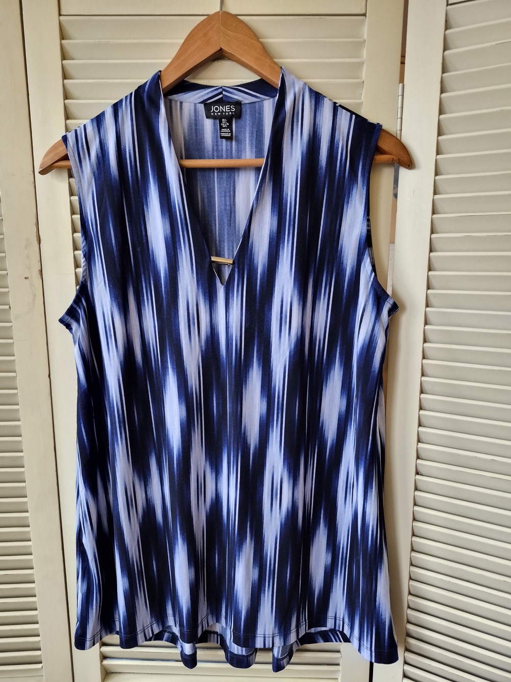 Jones New York Sleeveless V-Neck Size Large